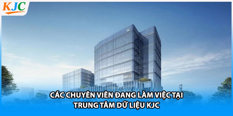 Các chuyên viên đang làm việc tại trung tâm dữ liệu KJC