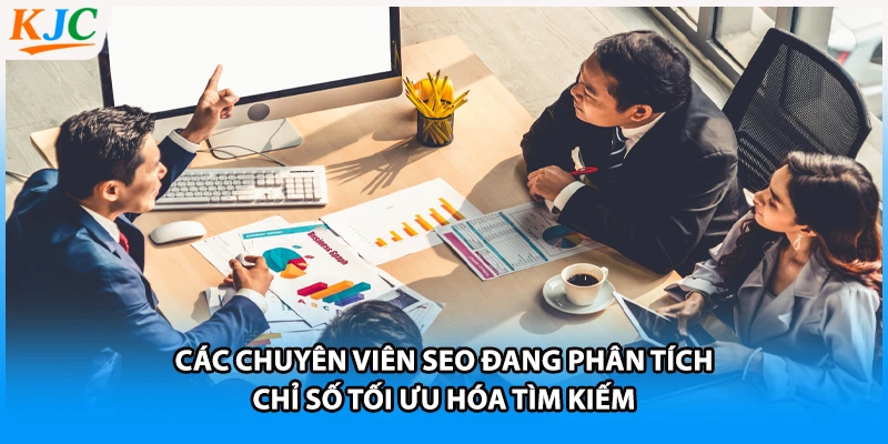Các chuyên viên SEO đang phân tích chỉ số tối ưu hóa tìm kiếm