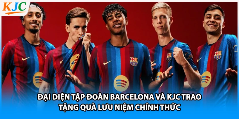 Đại diện tập đoàn Barcelona và KJC trao tặng quà lưu niệm chính thức