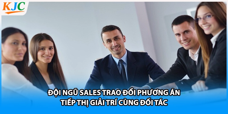 Đội ngũ Sales trao đổi phương án tiếp thị giải trí cùng đối tác