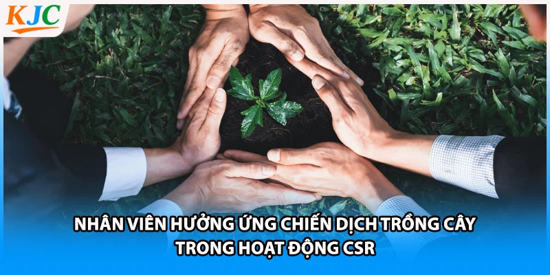 Nhân viên hưởng ứng chiến dịch trồng cây trong hoạt động CSR